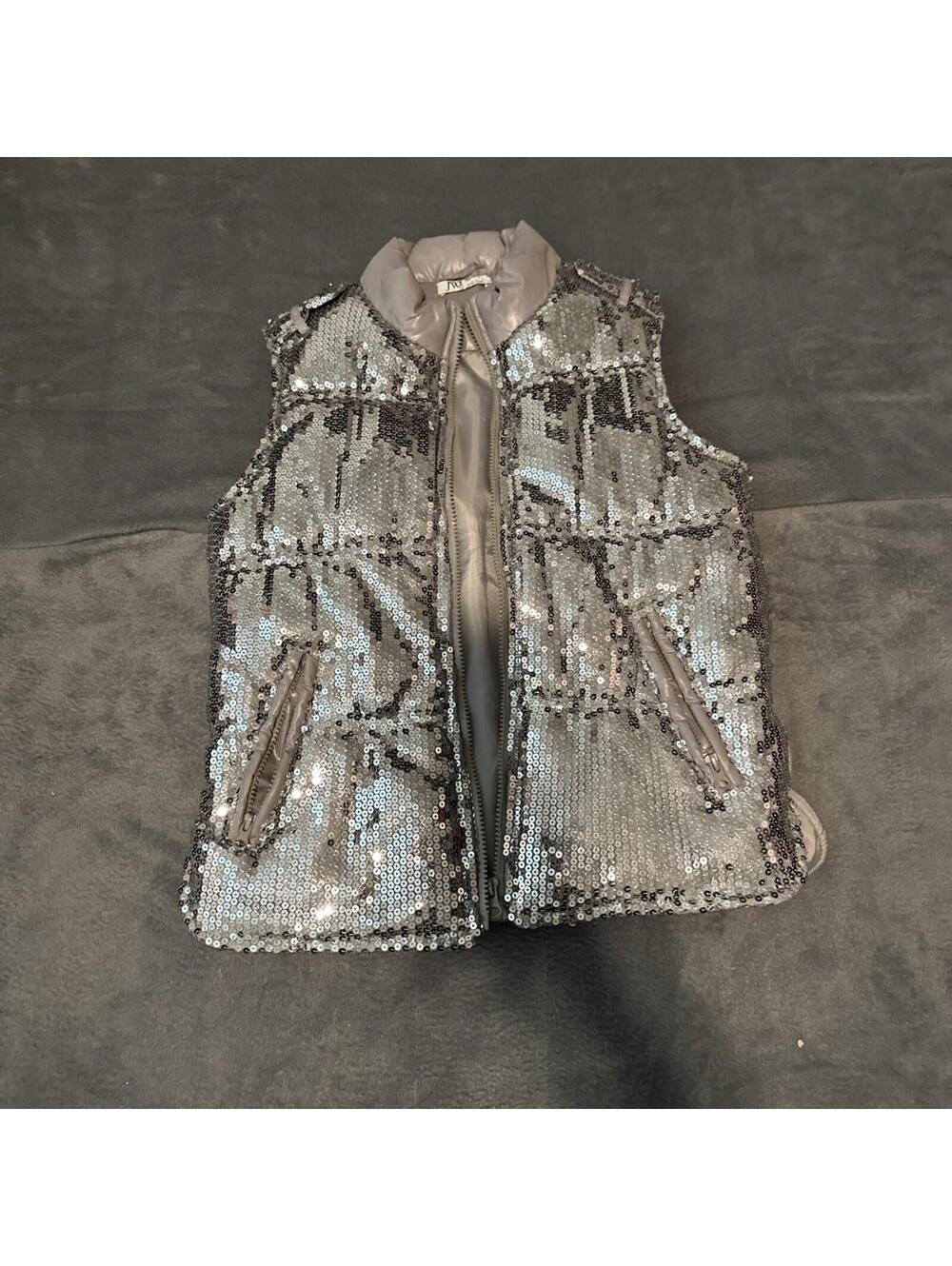 JW Vest Women’s M Metallic Silver  Sequin Quilted Puffer Zip Pockets. Artsy